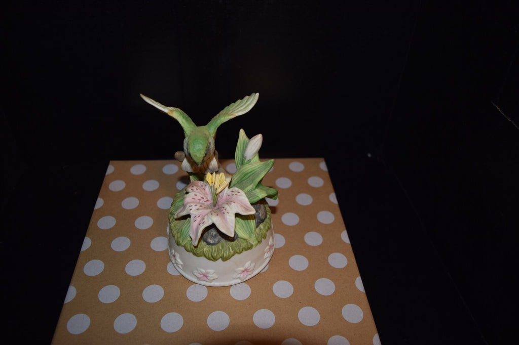 Seymour Mann 1995 Hummingbird Music Box Porcelain Lily Figurine Mr Bernini